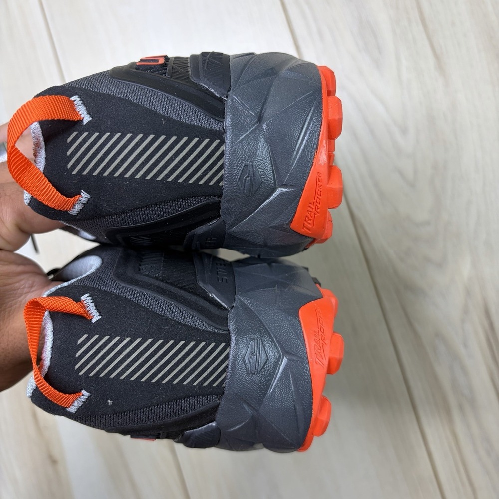 La Sportiva® Men's 10 M AKYRA II Gore-Tex Hiking Shoe in Carbon/Cherry Tomato - Picture 2 of 12